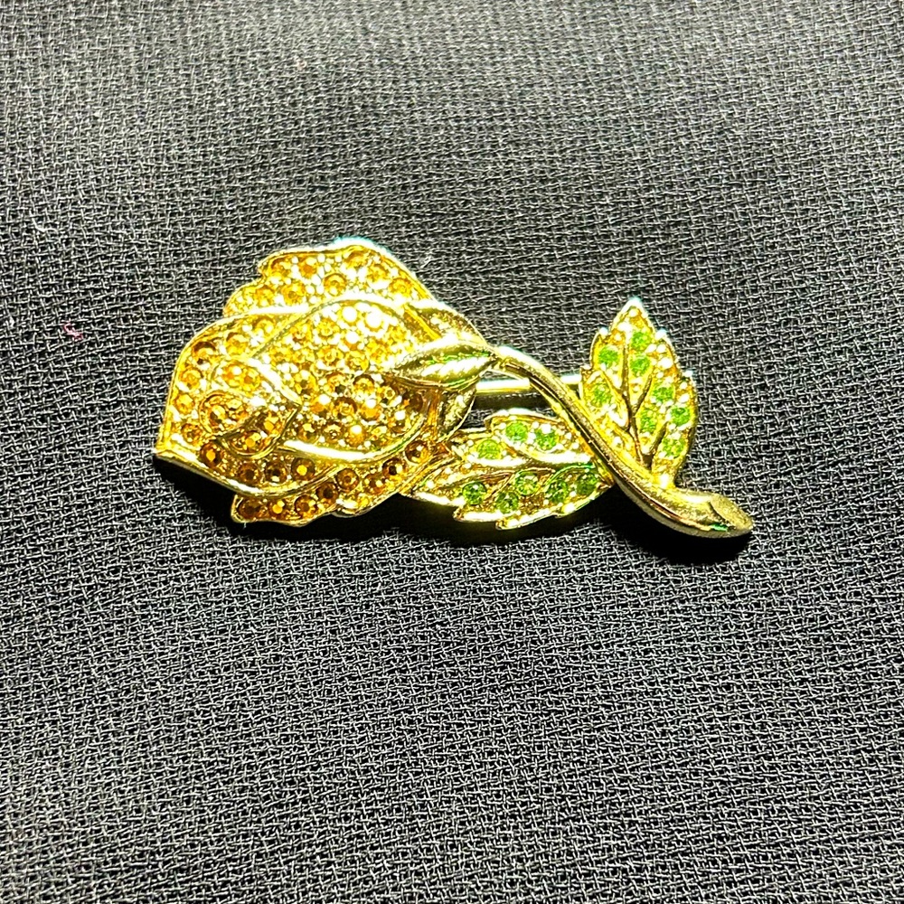 VTG Signed Beautiful Gold Tone Sparkly Flower Brooch. By Doncaster. Pretty!!